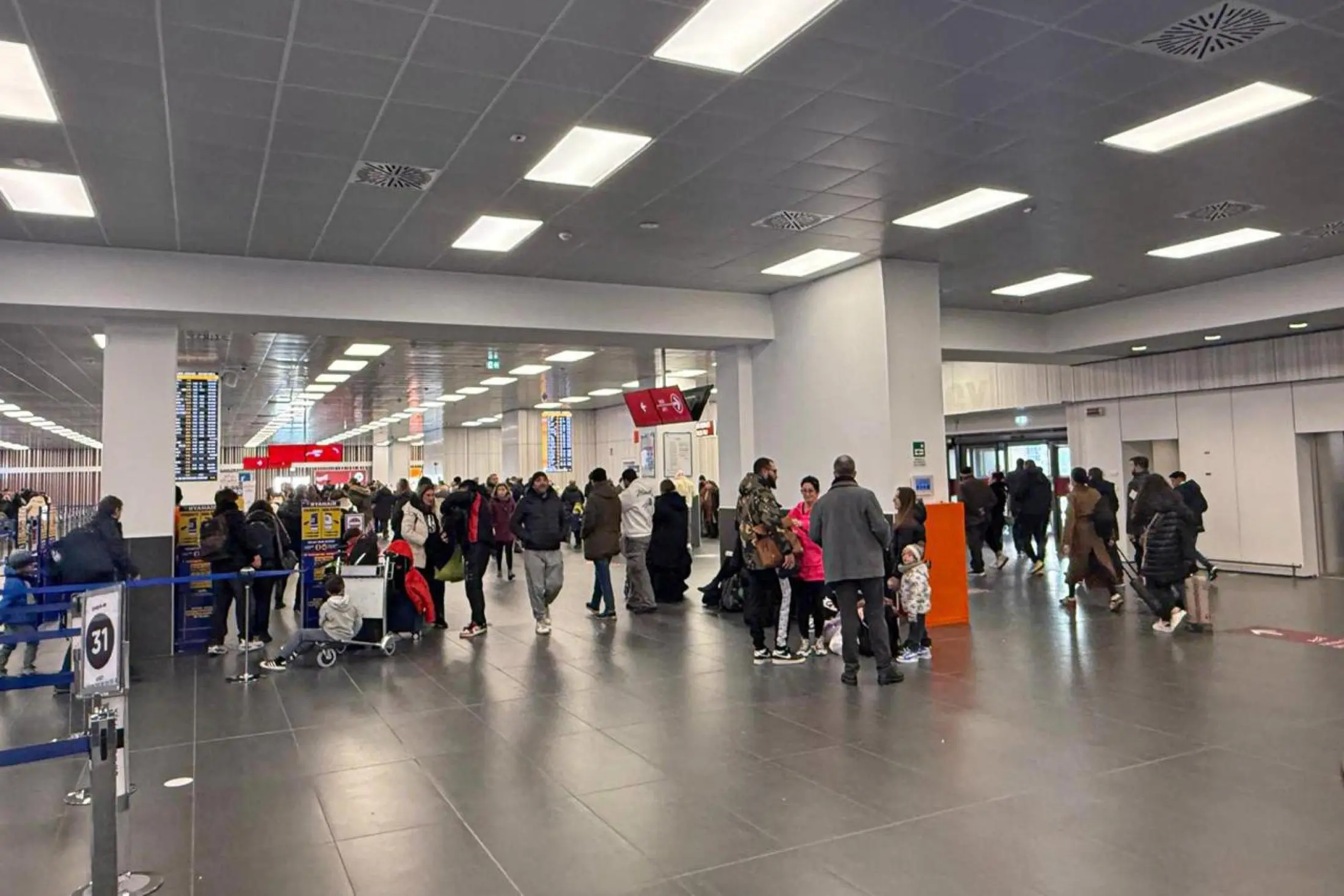 Caos voli in Italia, traffico aereo dimezzato per un guasto alla rete dati: ritardi e cancellazioni da Roma a Milano. Enav esclude un attacco hacker