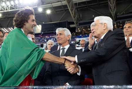 Quirinale, Mattarella consegna la bandiera italiana agli atleti azzurri prima di Parigi 2024