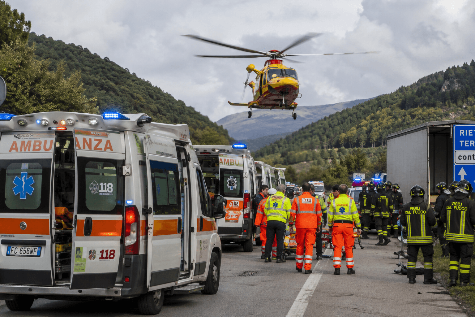 Maxi incidente tra Lazio e Umbria: pullman contro un camper sulla Ternana, almeno sei morti e trenta feriti
