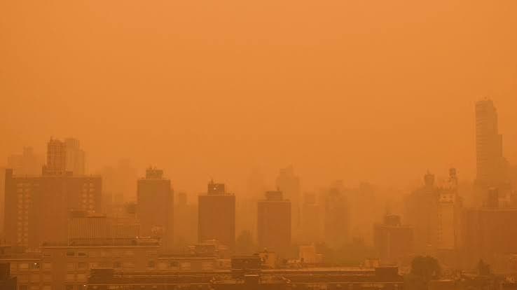 Incendi in Canada, la nube di fumo raggiunge New York: skyline arancione e aeroporto avvolti