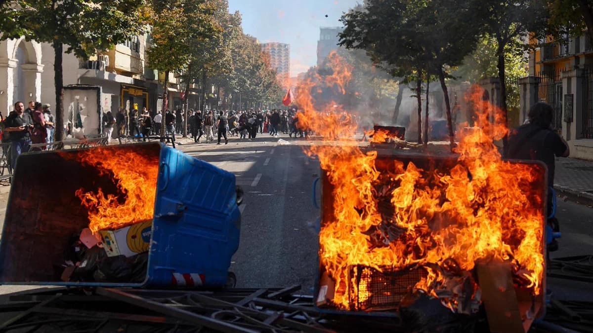 Albania, rivolta degli studenti a Tirana: incendi al ministero dell’Istruzione e scontri con la polizia