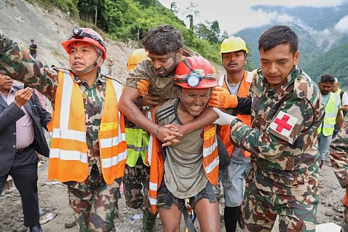 Nepal, due operai salvati dopo 10 giorni intrappolati in un tunnel