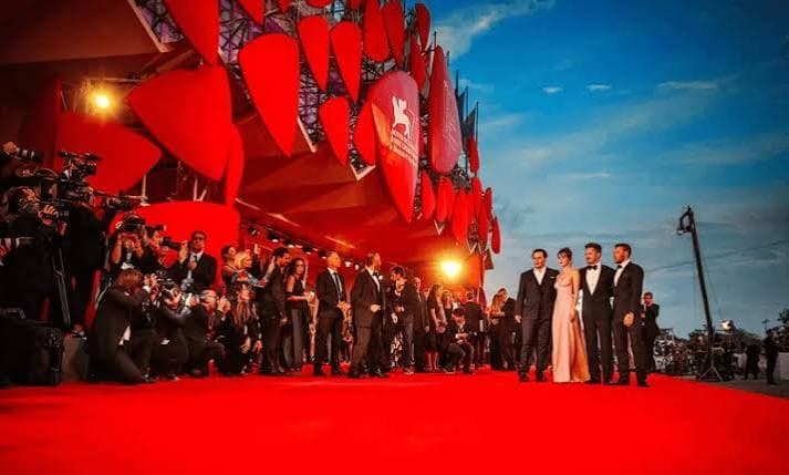 Venezia 83, giornata di grandi autori: Herzog e McDonagh conquistano il Lido, Amelio torna fuori concorso