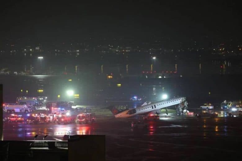 Incidente all'aeroporto LaGuardia di New York. Aereo si scontra con vigili del fuoco, 2 morti