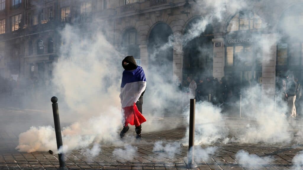 Francia, scatta il coprifuoco dopo gli scontri: Parigi blindata, aiuti ai commercianti e nuove proteste sabato