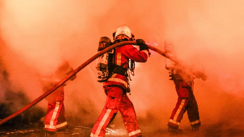 Parigi, maxi-incendio devasta il Marché des Enfants Rouges: distrutto lo storico mercato coperto