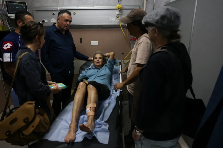 Cisgiordania, reporter americana aggredita dai coloni israeliani: Heidi Levine operata dopo il pestaggio