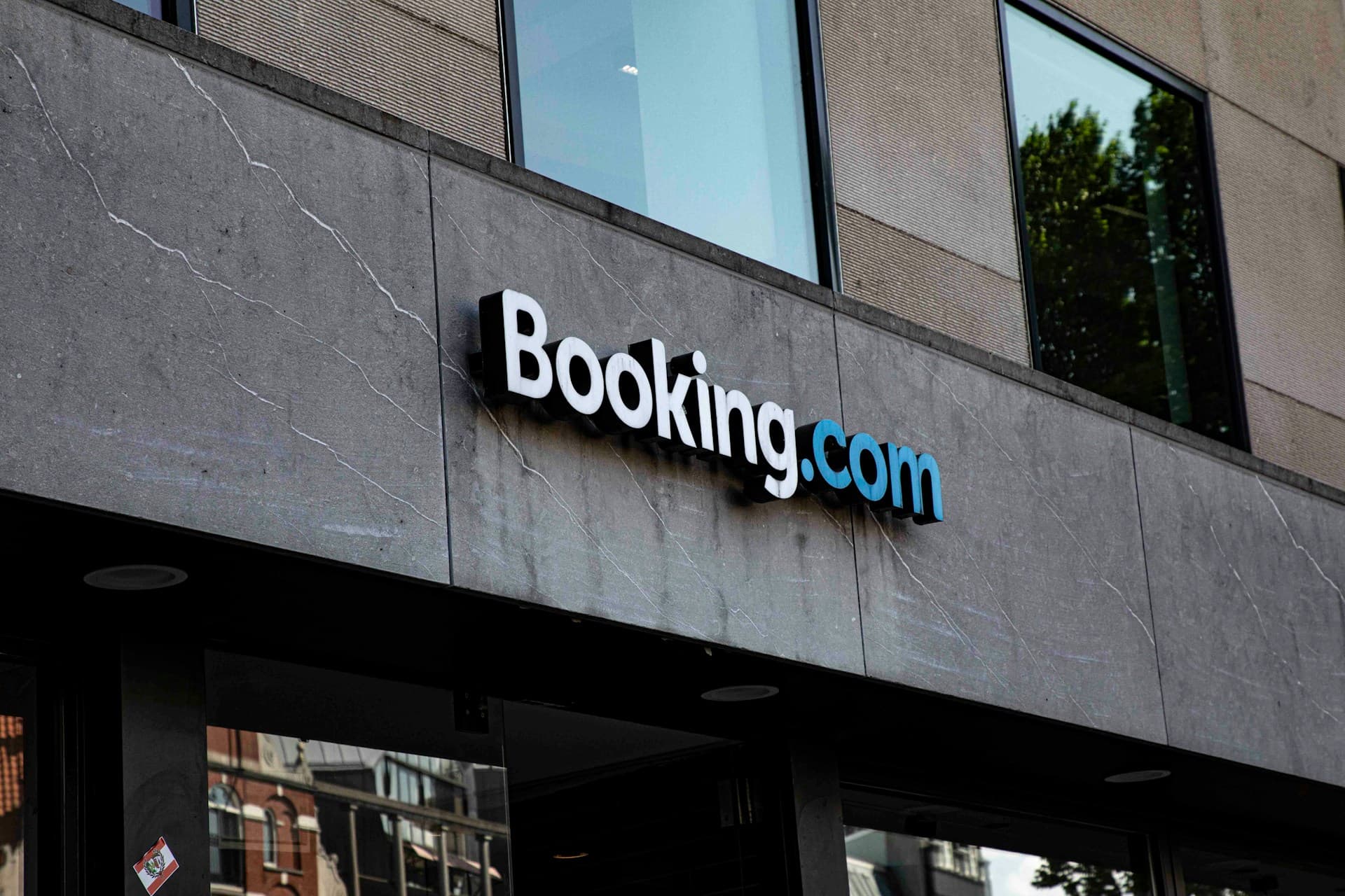 Indagine Ue su Booking: phishing, truffe e violazione Dsa tra le accuse