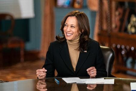 Kamala Harris, la campagna elettorale è iniziata con forza: “Io, un ex magistrata, sfido un criminale condannato”