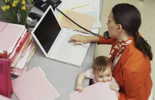 Lavoro e maternità, l’ Inps: “Dopo la nascita di un figlio le donne passano a contratti part-time o si dimettono”