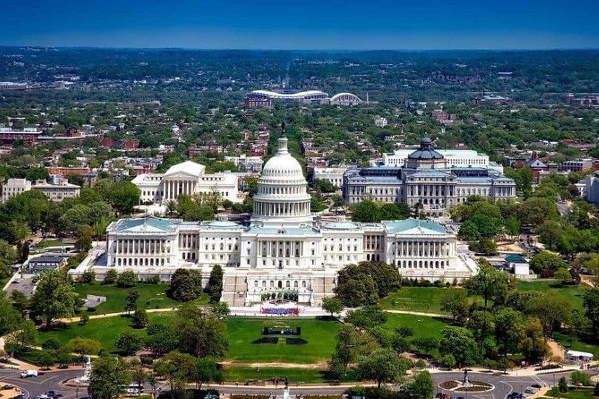 Washington: collisione sul Potomac tra Jet American Airlines e un elicottero, 64 persone a bordo, pare nessun sopravvissuto