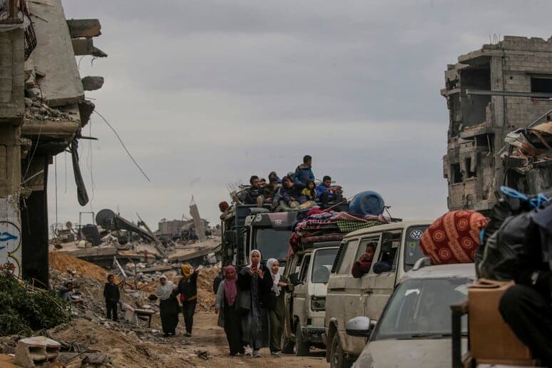 Gaza, tregua in bilico: Hamas sospende il rilascio degli ostaggi