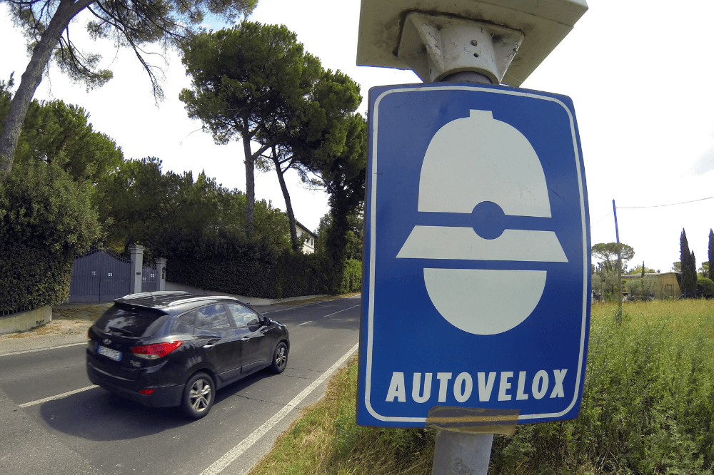 Nuove regole sugli autovelox: cosa cambia da oggi tra omologazione, multe e controlli