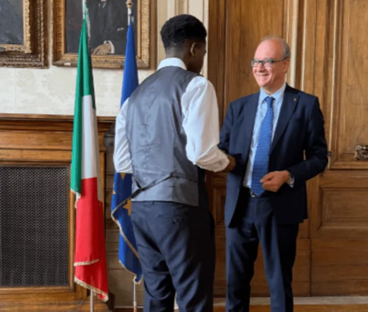 Valditara premia lo studente che salvò la prof accoltellata a Roma