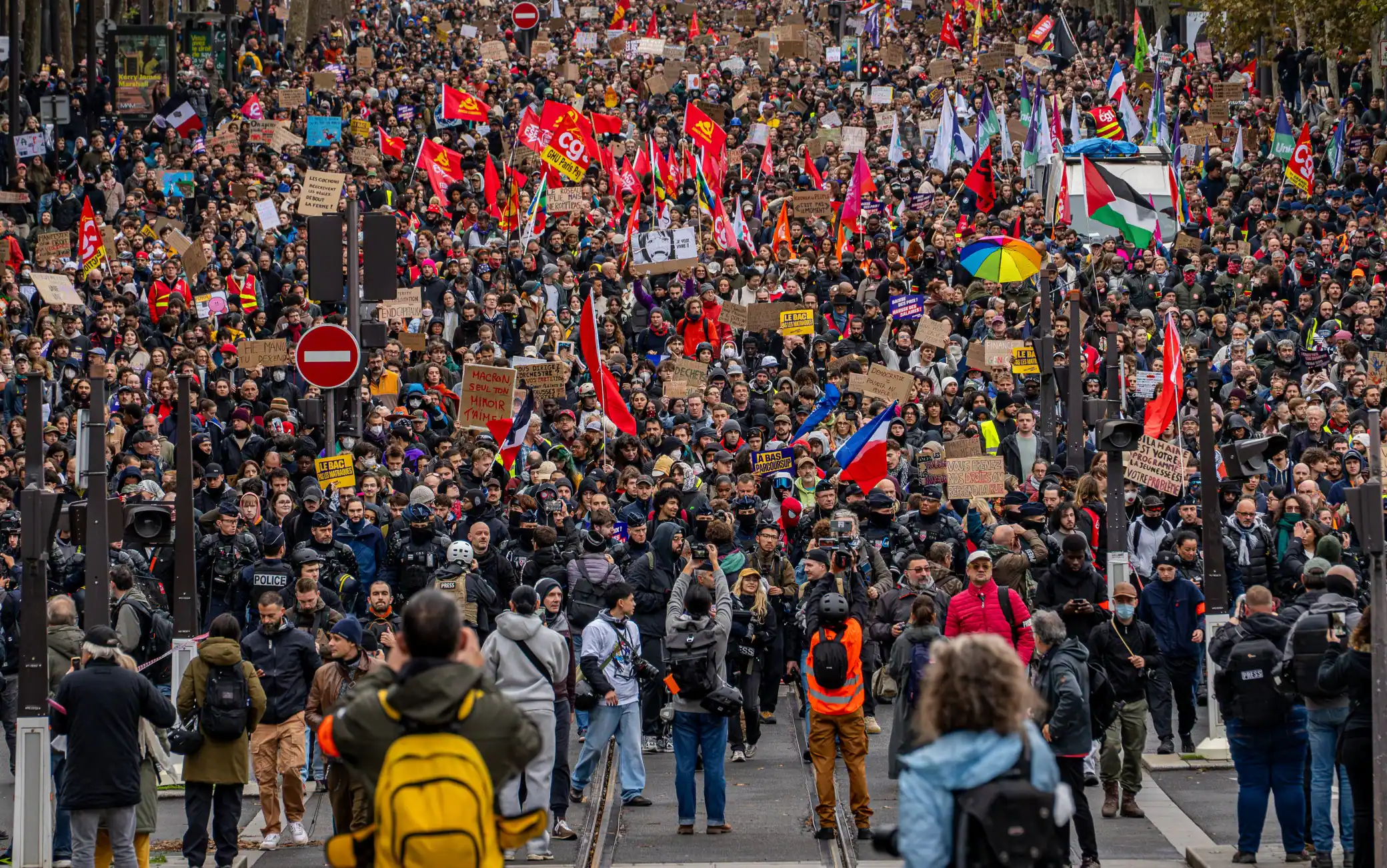 Francia, nuova mobilitazione: sindacati, studenti e gillet gialli in corteo,  135 fermi, lacrimogeni a Lione