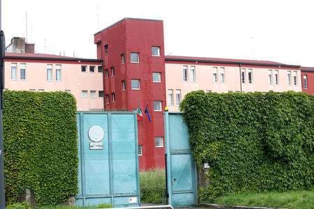 Nuova rivolta al carcere minorile Beccaria: disordini e detenuti asserragliati nel cortile