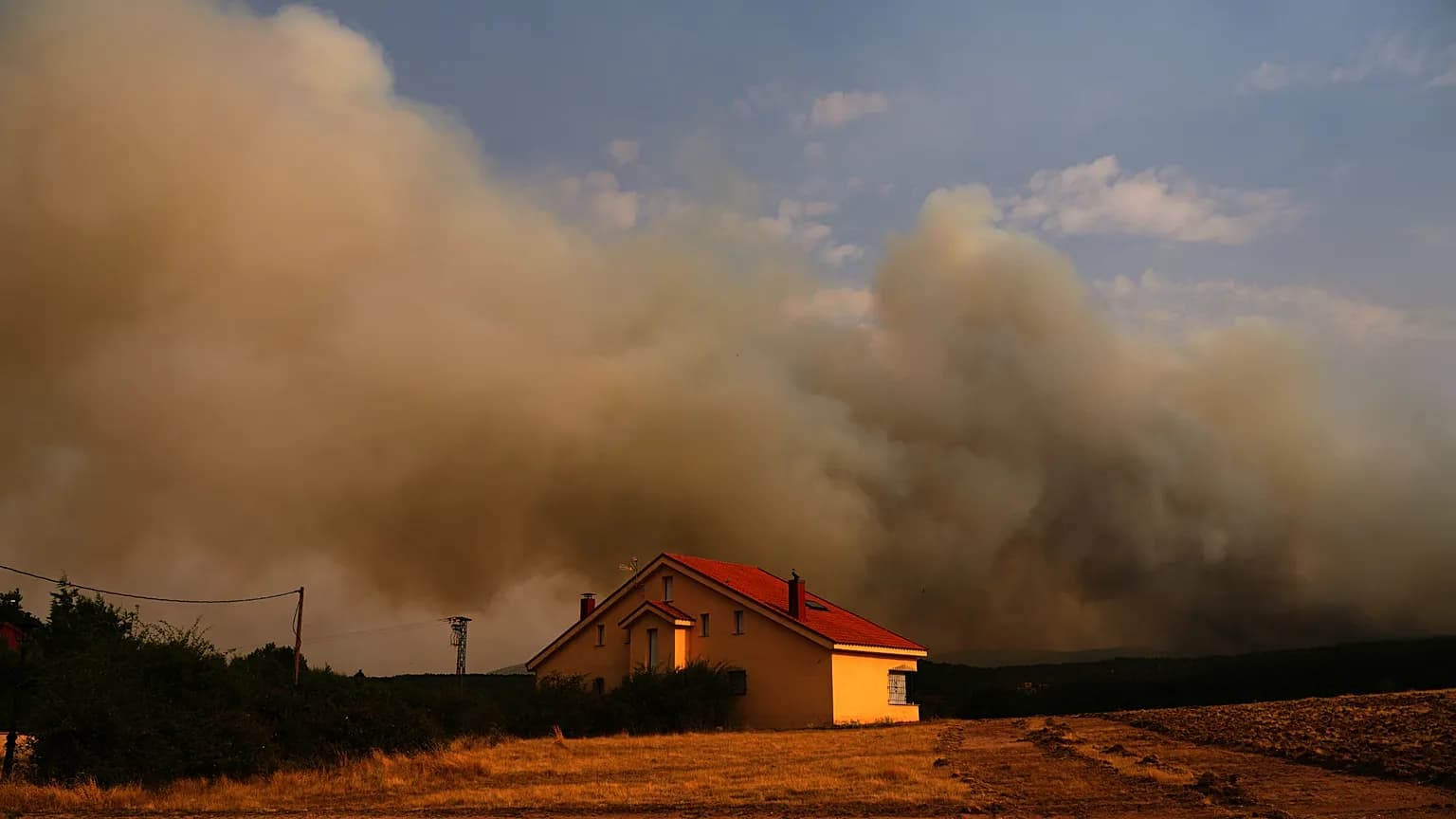 Spagna e Francia nella morsa degli incendi: migliaia di evacuati, autorità in massima allerta