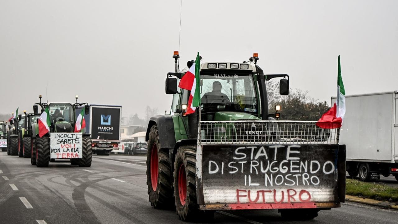 Agricoltori di nuovo in piazza, la protesta attraversa l'Italia: trattori sulle strade e presidi contro il caro gasolio