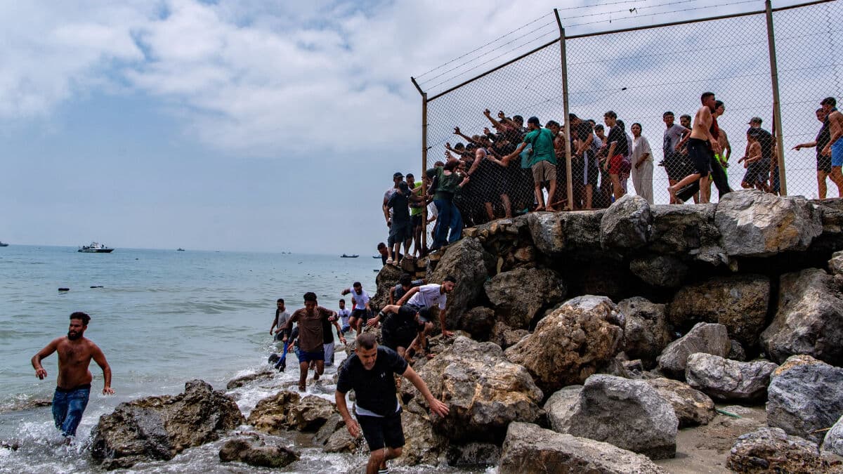 Ceuta, migliaia di migranti dal Marocco: l'Italia valuta lo stop a Schengen con la Spagna
