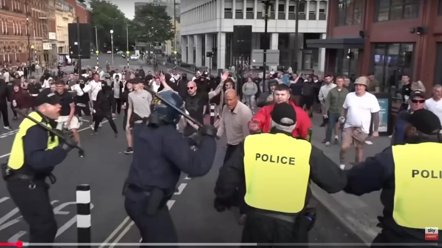 Proteste in Inghilterra, un terzo dei britannici ne sostiene idealmente le ragioni