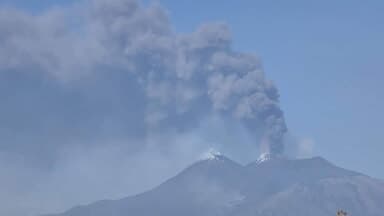Etna, allerta rossa e nuove bocche eruttive: stop ai voli a Catania fino alle 18