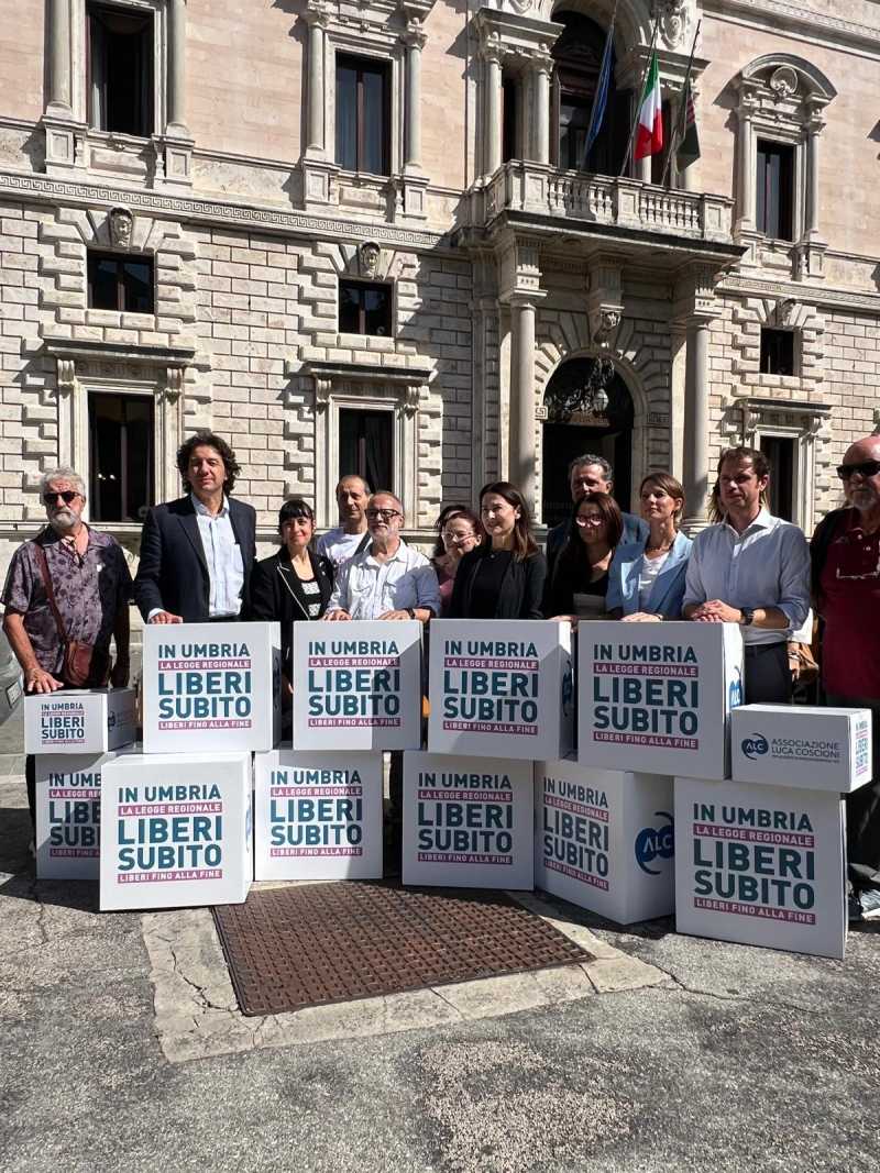 Fine vita, l’Umbria approva la legge sul suicidio medicalmente assistito: è la quinta Regione in Italia