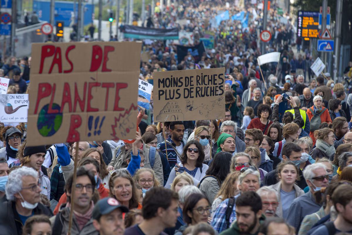 Bruxelles, in piazza per il clima: "Non dimenticheremo quest'estate!"