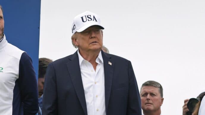 Trump sull’intelligenza artificiale: «Chi vince sull’AI, vince». No al rallentamento per non favorire la Cina