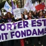 La Francia introduce nella Costituzione la “libertà garantita” all’aborto: “Siamo all’avanguardia”
