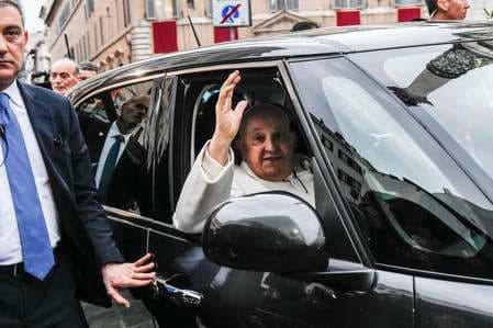 Papa Francesco: “Auguri di pace per tutte le popolazioni oppresse, provate dalla guerra e dalla fame “