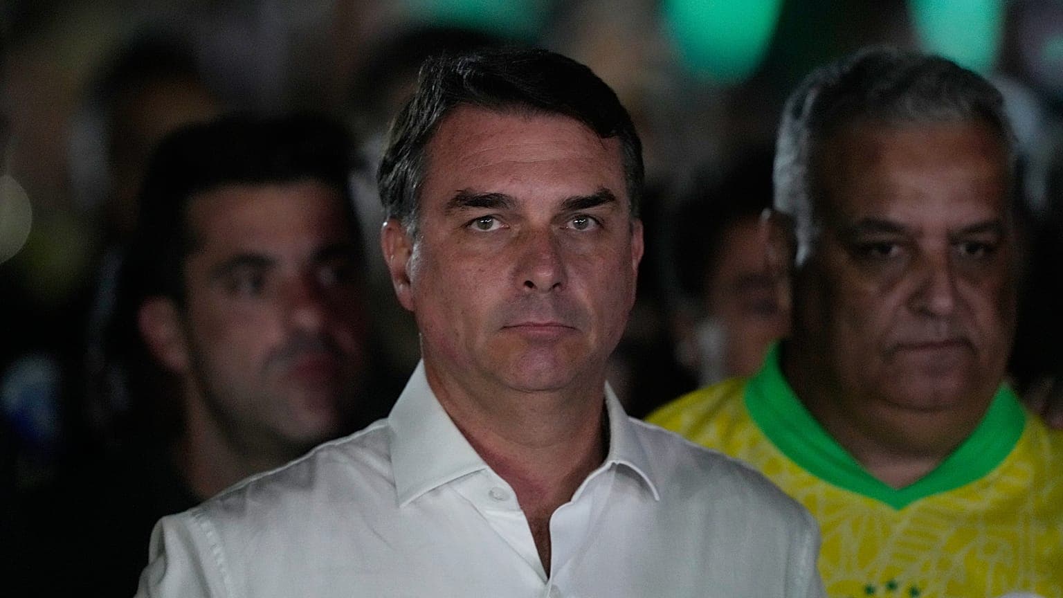 Brasile, Flávio Bolsonaro negli Stati Uniti dopo la sconfitta elettorale: il caso del passaporto italiano