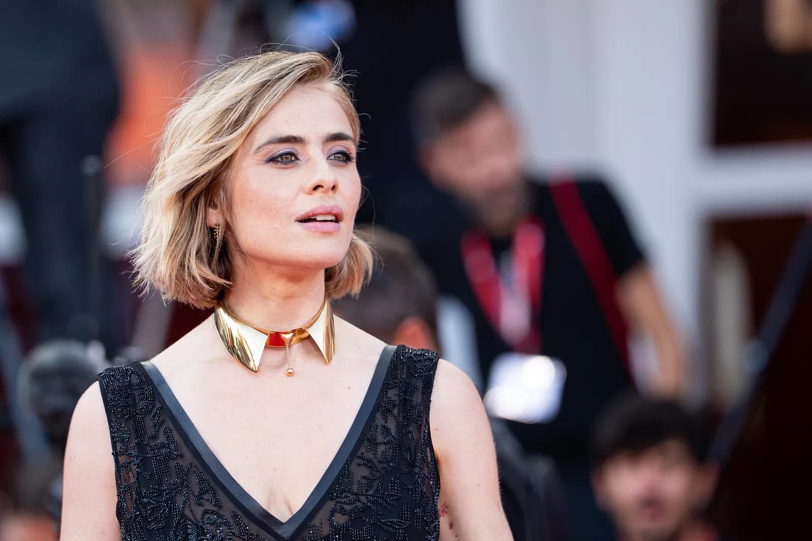 Venezia, Greta Scarano porta sul red carpet un gesto contro i femminicidi