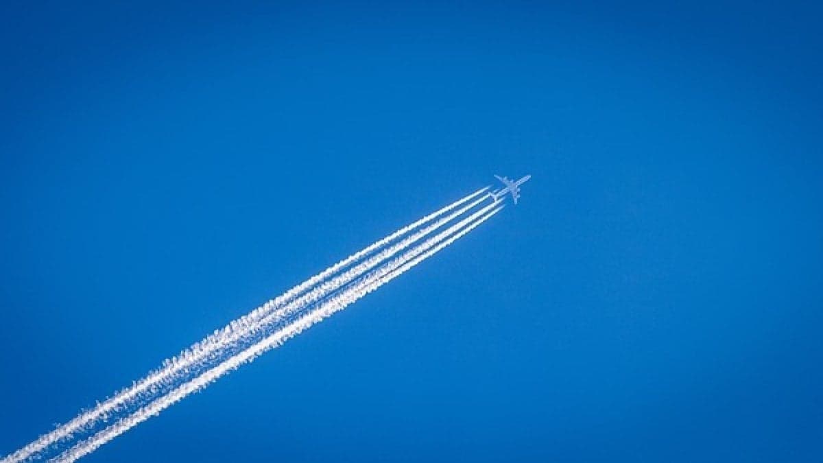 Aerei e clima, sotto accusa le scie di condensazione: il 3% dei voli causa l’80% del riscaldamento 
