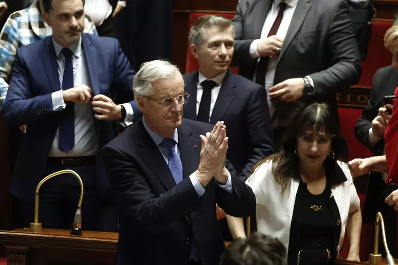 Cade il Governo Barnier: Francia a rischio caos, Macron accusa Le Pen, "cinismo insostenibile"