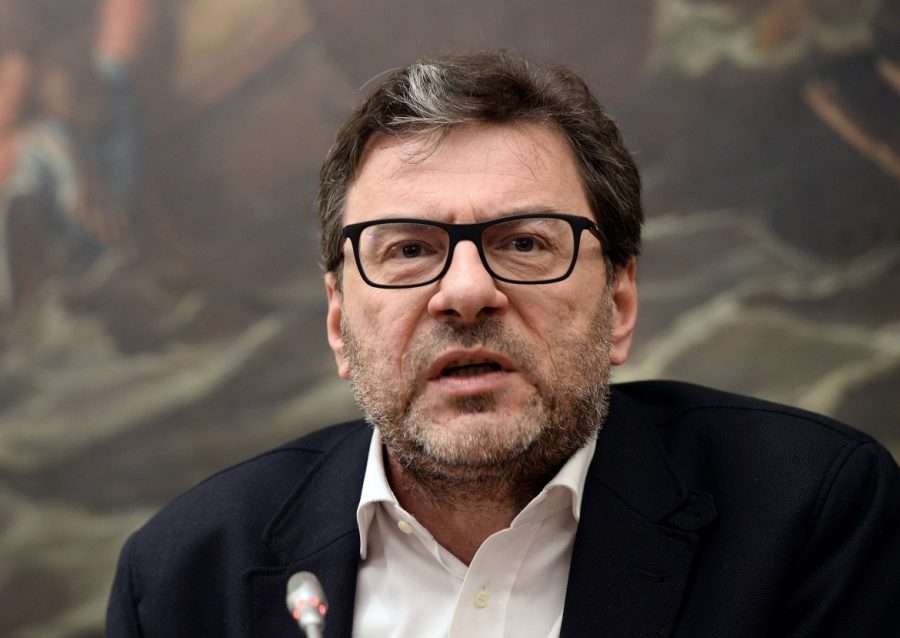 Tim, Giorgetti: “In caso di formale offerta da Kkr il governo valuterà l’applicazione del Golden Power”
