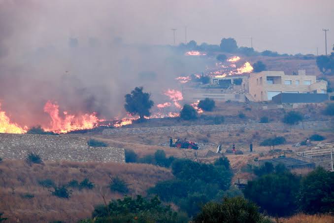 Creta, incendi fuori controllo: evacuate 8.000 persone dalle aree turistiche