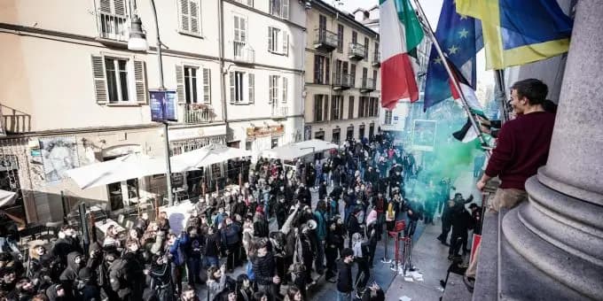 Torino, scontri a corteo studenti, 15 agenti feriti