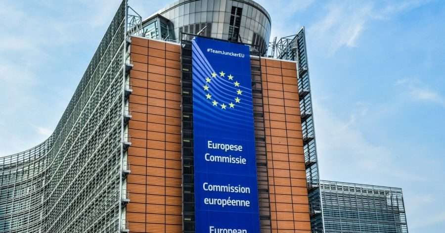 Commissione europea, gli Stati membri potranno tassare i profitti extra dei produttori di energie