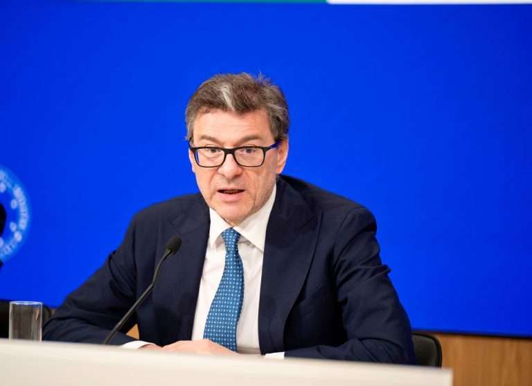 Manovra, previsto un contributo delle banche e un taglio alle spese dei ministeri