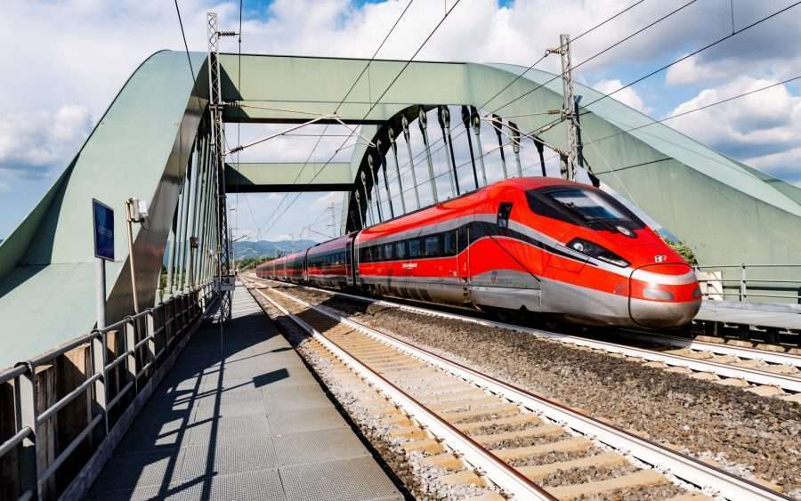Ferrovie dello Stato e Tim, siglato un accordo per potenziare la connettività sui treni