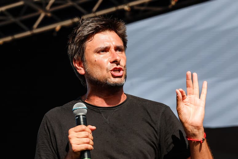 Alessandro Di Battista, come sta dopo l'operazione a Cuba: intervento riuscito, ma resta ricoverato all'Avana