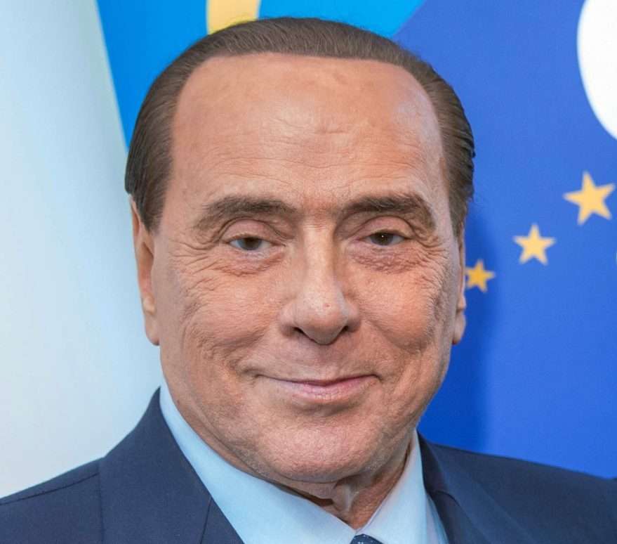 Berlusconi: dopo 10 giorni di terapia intensiva arriva in reparto. Cauto ottimismo dei medici
