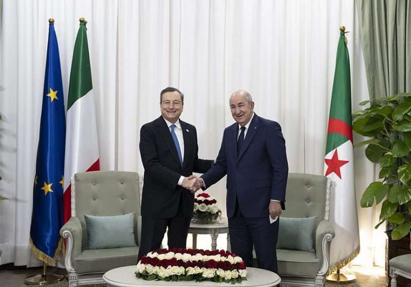 Crisi di governo: Draghi in Algeria sigla 15 accordi, Conte: “Ora la decisione spetta a Draghi”