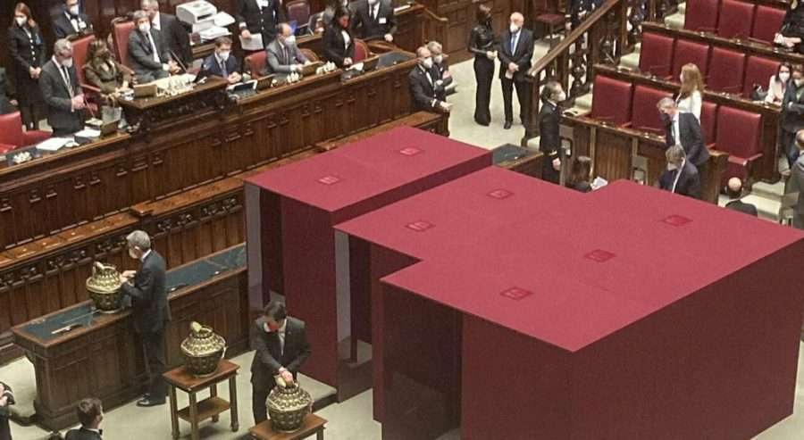 Quirinale, quarta votazione: 441 astenuti, 261 schede bianche ma cresce il moto “Mattarella bis”