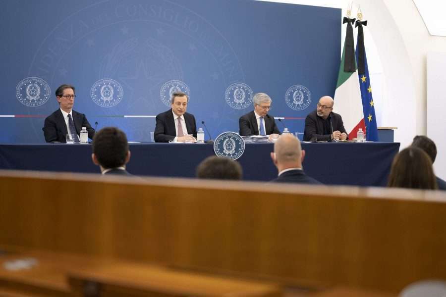 Energia, il governo è a lavoro su due decreti taglia costi per energivore e pmi