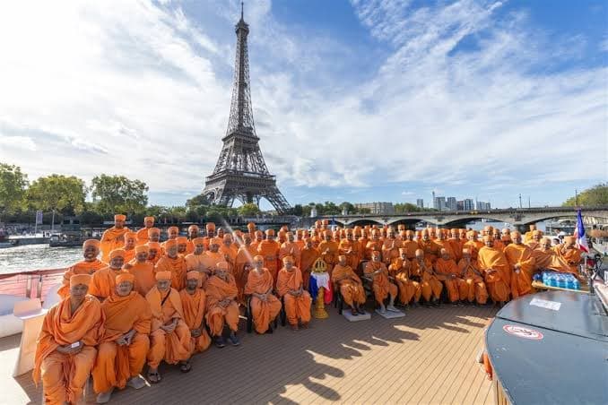 Tour Eiffel, sciopero dopo l’esclusione delle lavoratrici durante una visita: aperta un’indagine