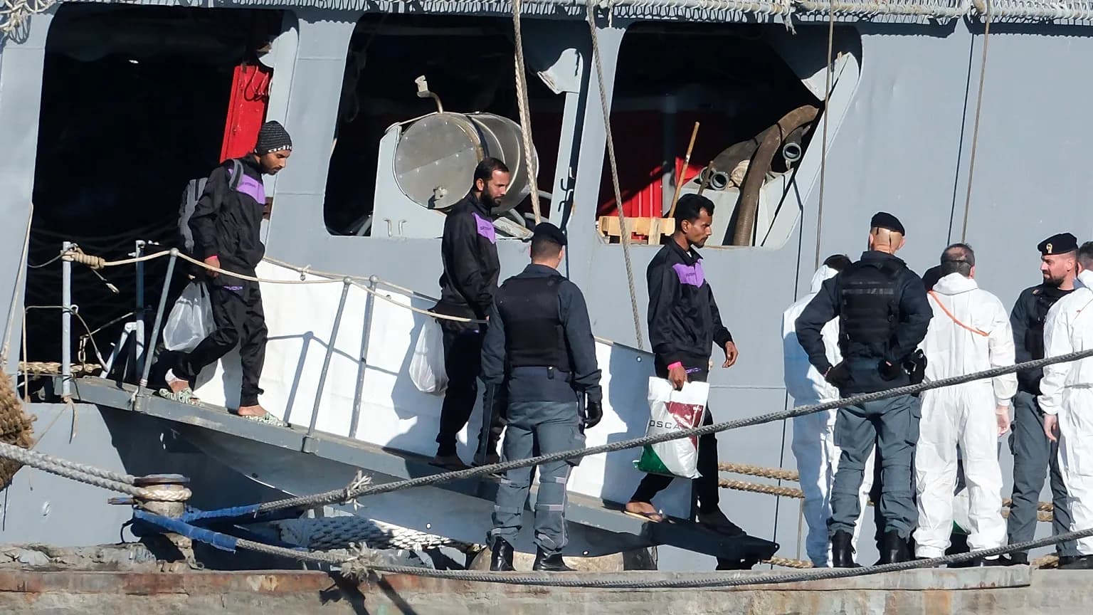 Migranti, l’Ue verso nuove regole sui rimpatri: via libera agli hub fuori dall’Europa