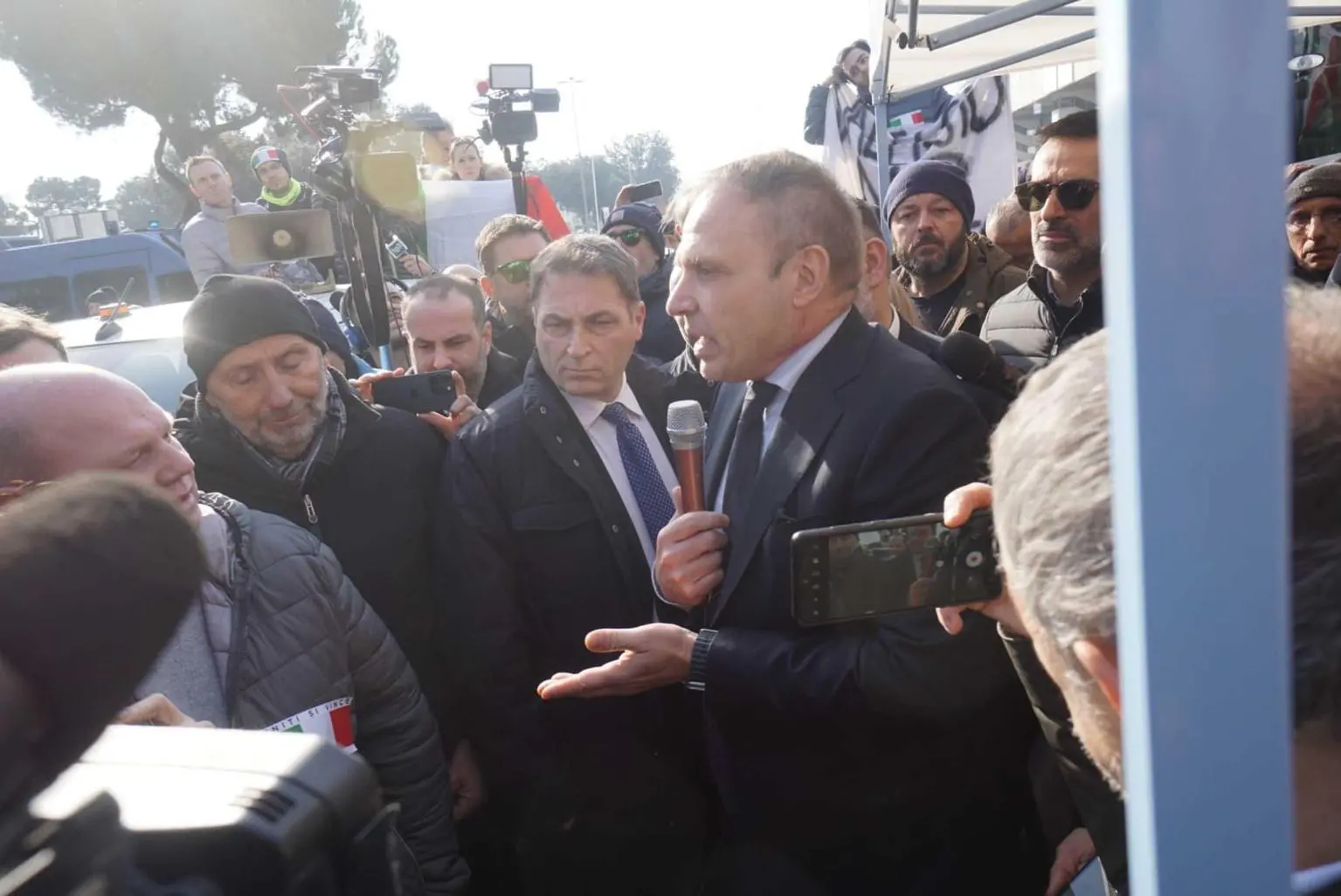 Movimento dei trattori, continuano le proteste. Lollobrigida: “Dalla parte degli agricoltori”