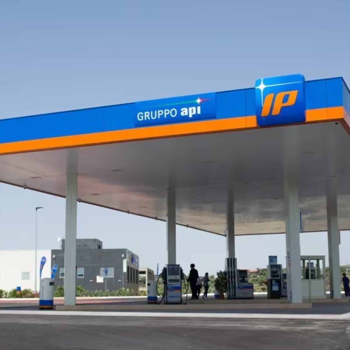 Dopo Eni anche IP frena benzina e diesel: parte l’effetto domino sui carburanti