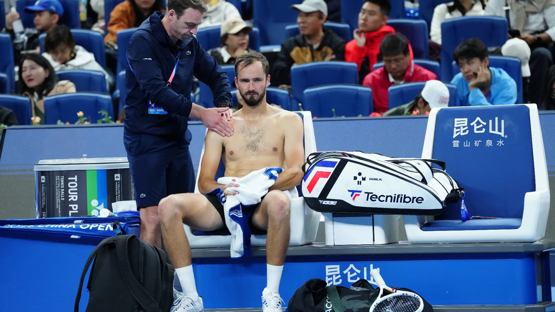 Medvedev perde la testa a Pechino: pallina contro uno spettatore, squalifica e Djokovic in finale